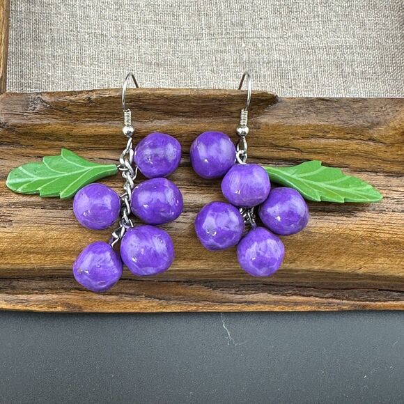 Fun Grapevine Light Wood Grape Berries Dangle Earrings Purple Green Handmade 2" - Picture 2 of 10
